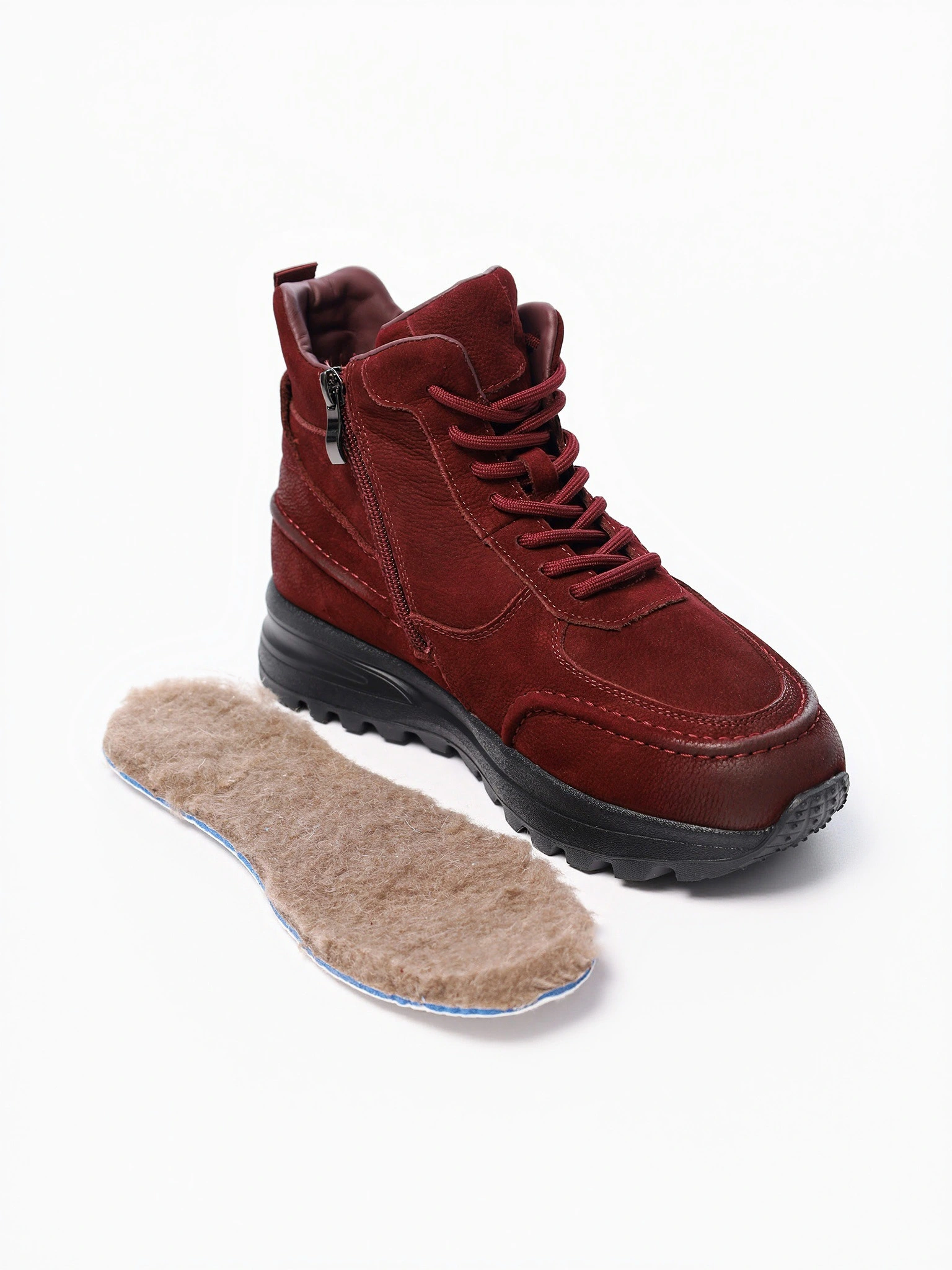 Кроссовки бордового цвета на рельефной подошве